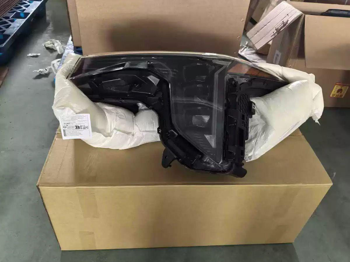 السلام عليكم يتوفر زوج لايتات kia forte k42025 جديدات من المصنع للبيع  للتواصل ع الحساب او الرقم***********
