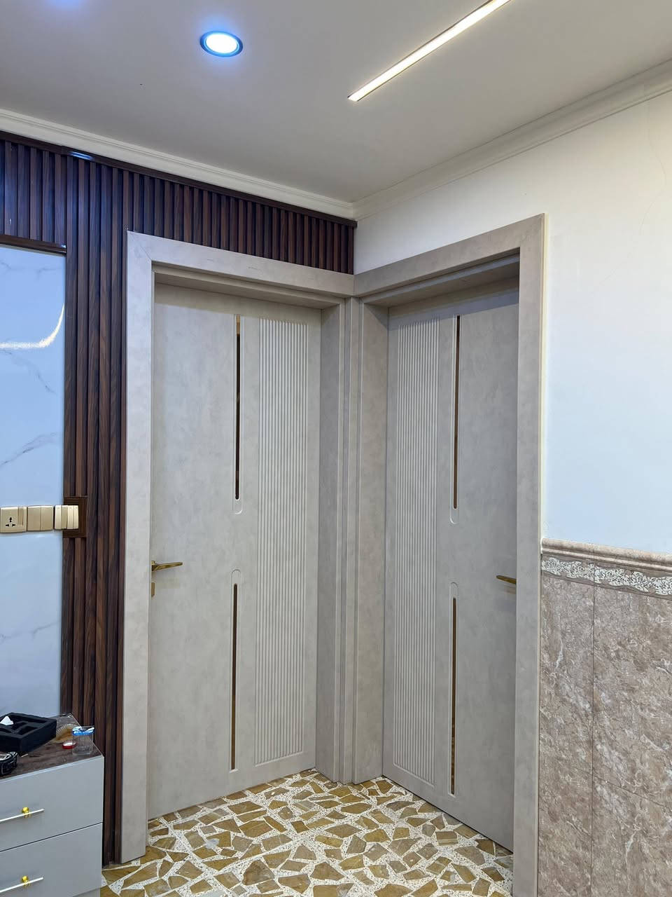 آمكو لتجارة الابواب الداخلية🚪  
# الداخلي
وابواب القاصة الحصينة تركية المنشأ🇹🇷
__________________
قياس (270×100) 
 •التركي 🇹🇷 ..... باب بي في سي ضد الماء (350  الف)ضمان ٢٠ سنة استبدال مع التركيب
•الشمالي🇮🇶........(225 الف )  ضمان ٥ سنوات
🧑‍🔧الشد🪛
 (40 الف )لكل باب
_________________________
قياس (240×100)
 •الصيني  .............(من 350 الى 450  الف) شامل التركيب 
__________________
# الخارجي
( الاسعار تختلف حسب الـقيــاس والـمـوديــل) 
(🧑‍🔧الشد 🪛 50 الف ) لكل باب خارجي 
_________________________
.للحجز والاستفسار ***********☎️ 
*********** واتس اب
.
🚛اجور النقل حسب الموقع تضاف على السعر النهائي
توصيل لكافة محافظات العراق 
 (  ارسل الموقع نجيك لابعد مكان 📍 )
متوفر توصيل وحجز 🚛 📦
تنويه لانتعامل بالابواب ال mdf اطلاقا #بغداد #موصل #ابواب #سلايدات #مطابخ_تركية #مشاهير #الجميع
#تصاميم #تصاميم_عصرية #بيع_جملة_ومفرد #ديكورات #شبابيك_ابواب_للألمينيوم_والديكور #ابواب_داخلية #ابواب_خارجية
