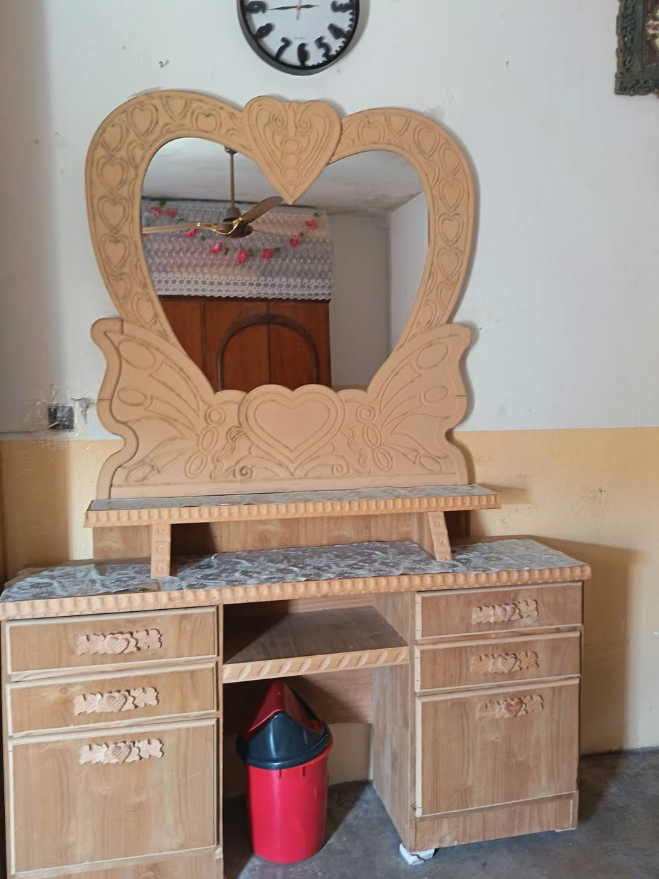 يوجد غرفه نوم بدون قنصور للبيع 
جديده بعد صبغ ما مصبوغه الشراي الاتصال ع رقم ***********
السعر 350
