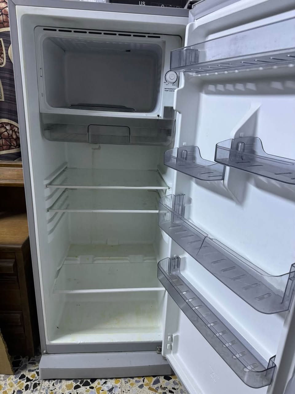 السلام عليكم غرفه 5 قطع للبيع نظيفه 95 ‎%‎
و ثلاجه بس باب الفريز مكسور  شغاله مابيه اي اشكال 
الغرفه اب 300 الف 
والثلاجه اب 100 الف 
مكانهن الغزاليه بغداد 
رقمي ***********
