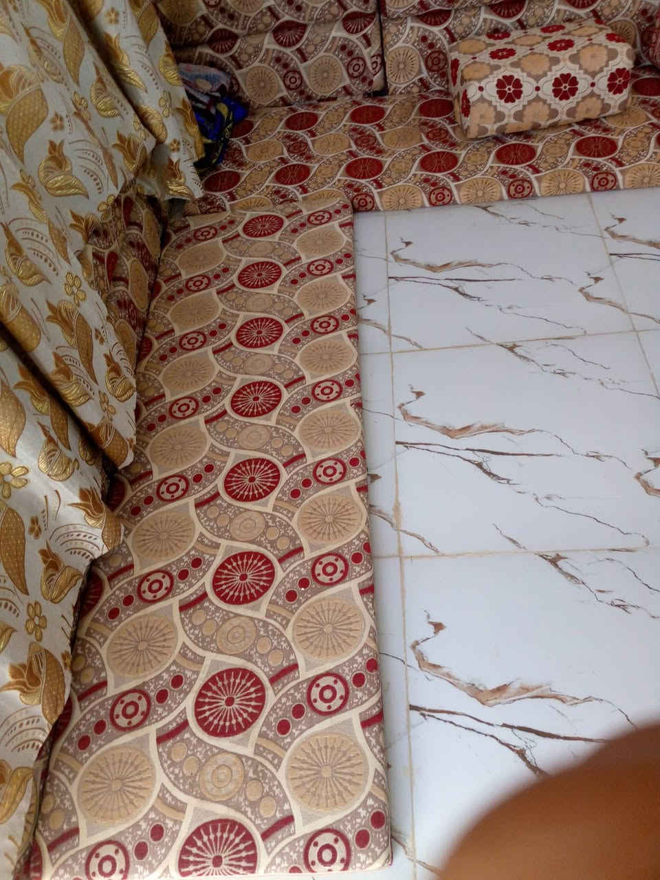السلام عليكم يوجد ديوان ارضي للبيع 7دواشك +12مسند ظهري +7تكيات +3زوايه إضافه إلى مساند ظهري عدد 3 ودوشك اخر  مكاني قضاء الرفاعي : لاستفسار أكثر الاتصال على الرقم التالي :
***********
