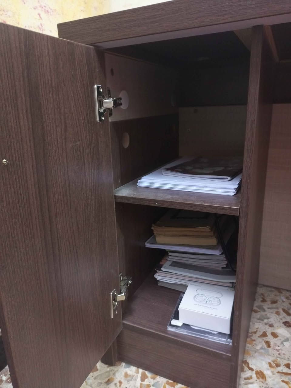 ميز مكتبي (للدراسة لو الgaming) خشب بحالة جيدة جدا
‎الطول 120
‎العرض 60
‎الارتفاع 75
‎يحتوي على ثلاث جرارات من الجهة اليمين وباب على  الجهة اليسار (مقسوم قسمان) وكما موضح بالصورة 
‎*المفتاح للمجر الاول ضايع
‎السعر 110 وبي مجال
‎مكاني: كربلاء، حي الغدير
‎لا يوجد توصيل
‎للتواصل
‎***********
‎موجود واتساب كربلاء, العراق
