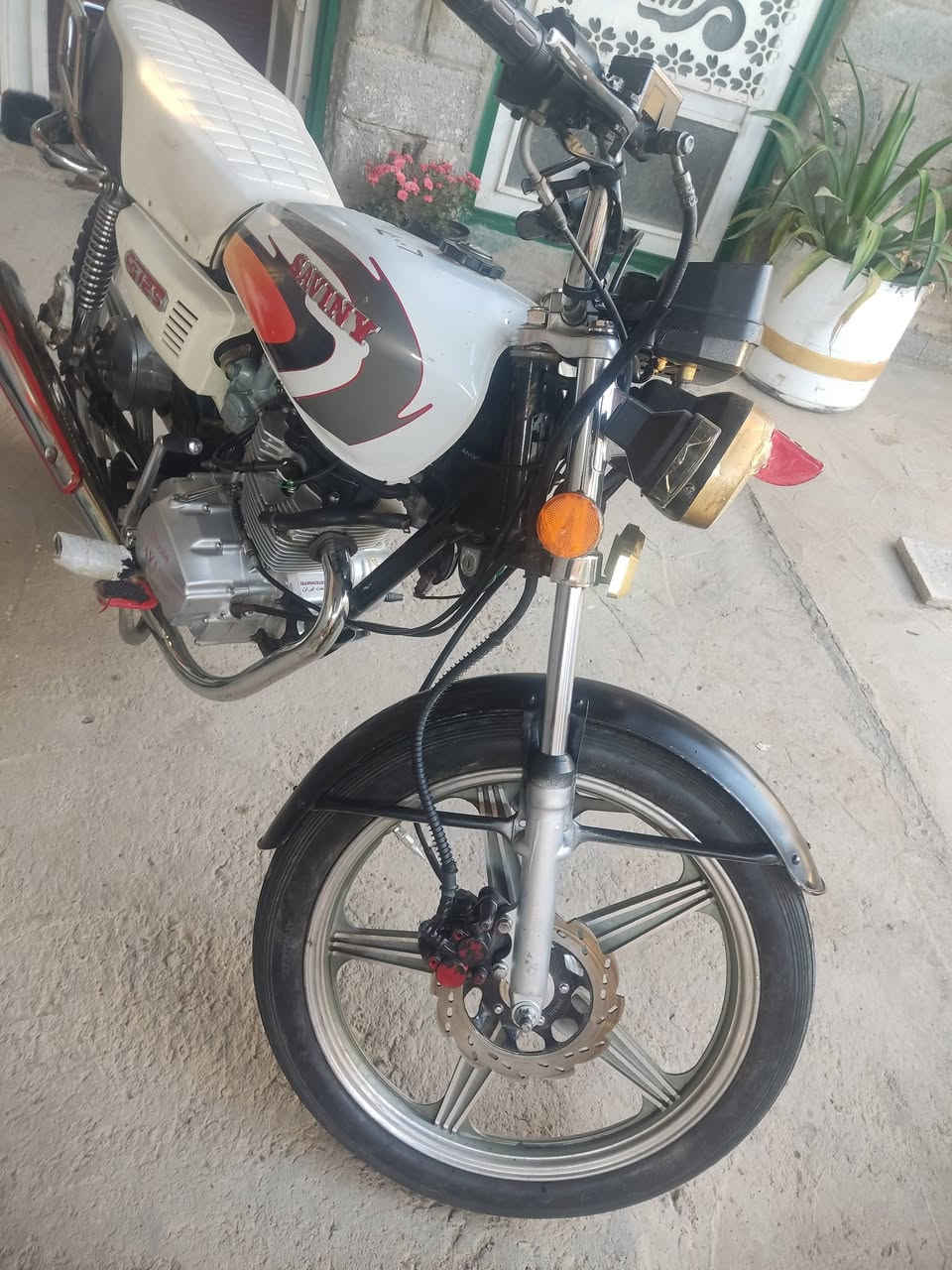 سلام عليكم: دراجه سيفان اوراق سكنر موديل 2020دراجه نضيفه مدرايها على اديدي مكينه مامفتوح منها برغي مابيها نواقص بس عداد وباتري ضعيف فقط للتصال ***********
