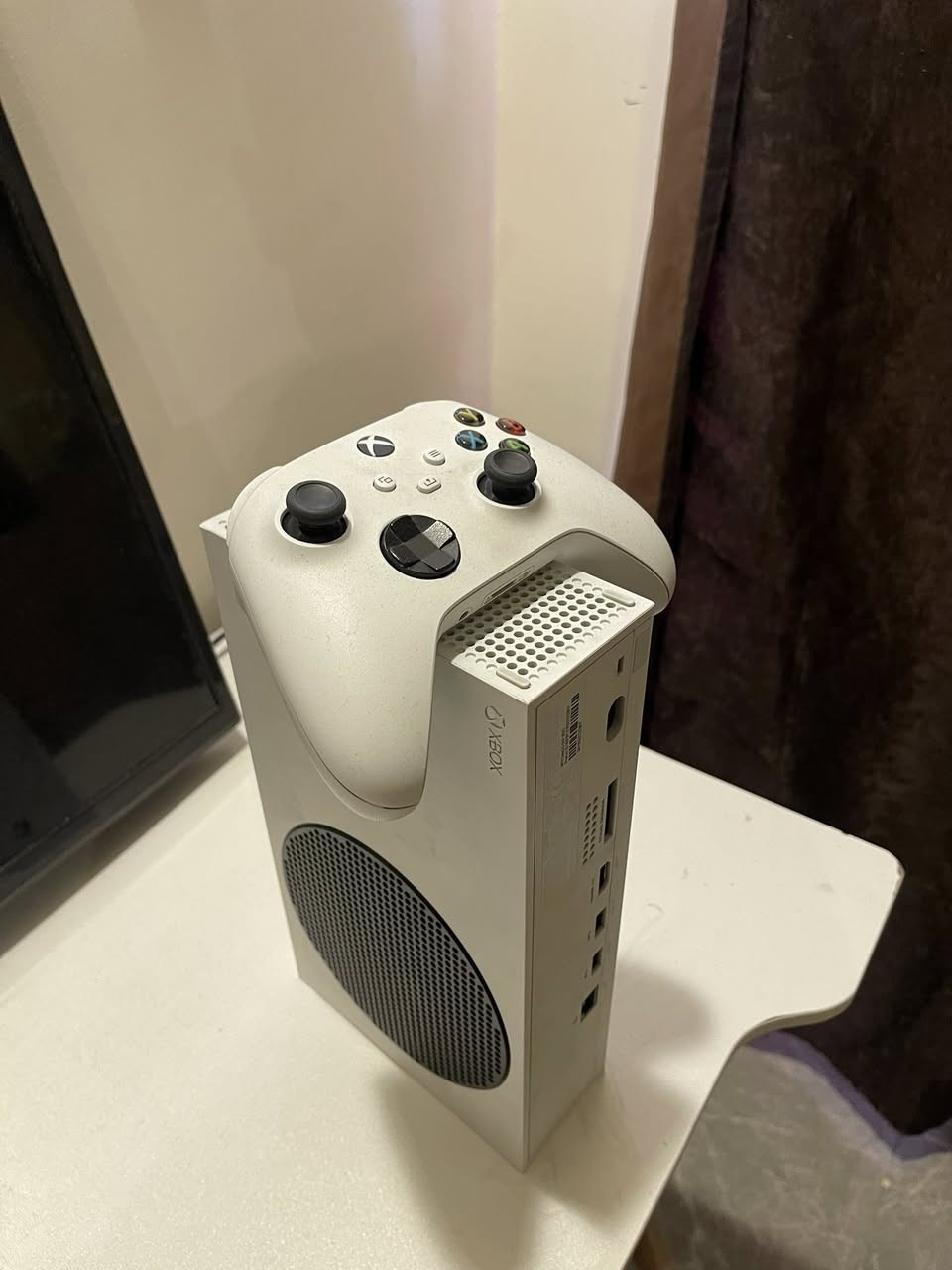 السلام عليكم اكس بوكس سيريس اس مع دركسون v90مع يوبي اس مع يده اصليه وحده مع ملاحقاته ومع الكراتين بسعر 500 الف وبيه مجال بسيط الرقم ***********
