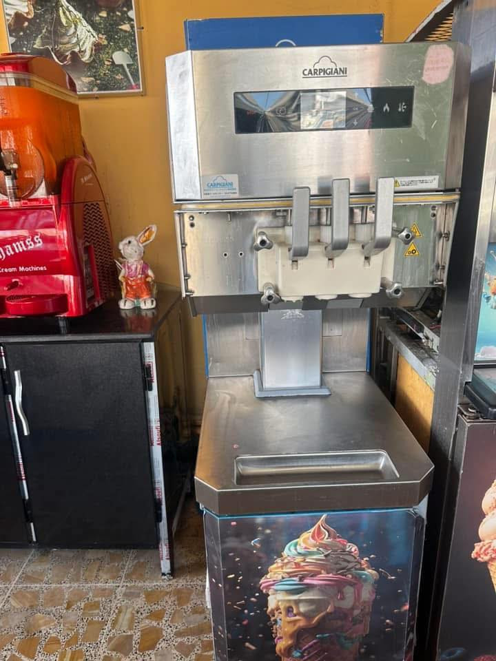 اغراض محل مثلجات لبيع ***********
