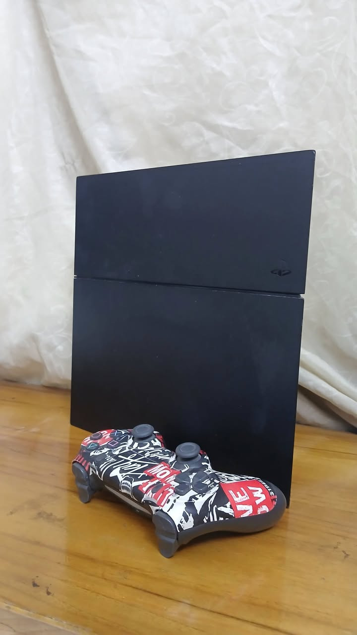 السلام عليكم، للبيع جهاز بلايستيشن 4  نظيف مع لعبت ذكرو 2  السعر 250الف للستفسار***********
