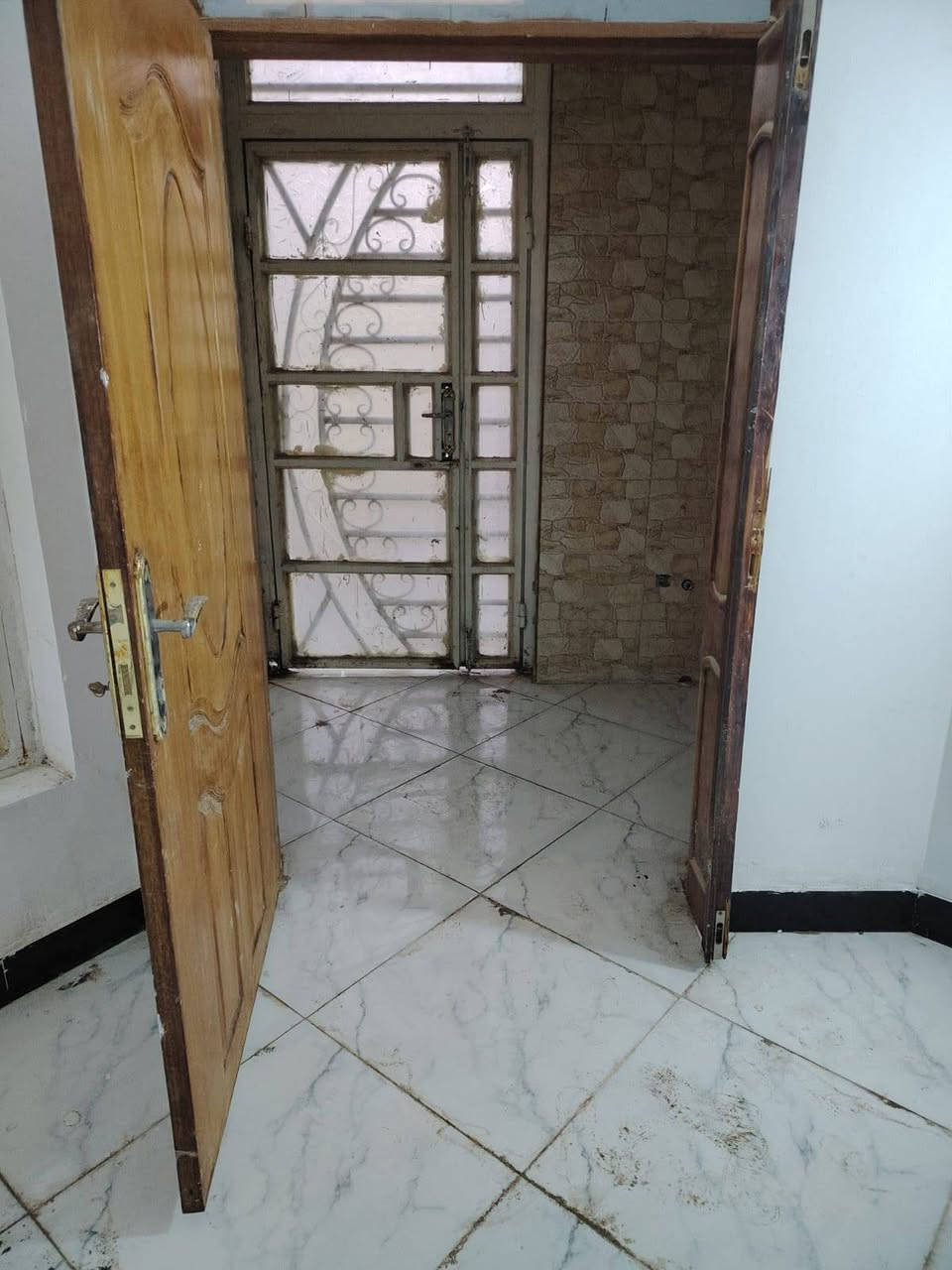 البيت للبيع طابو صرف 200 متر حي الزهراء على شارع 30 تجاري بناء جديد البيت فارغ مامسكون سعر على الاتصال *********** /***********
