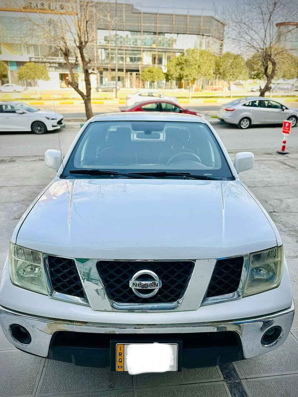 نیسان ناڤارا ٢٠١٥ بۆیاخی نیە حاسەی دواوەی هەیە ،، ڕەنگی سپی ،، ماڵی دۆستە زۆر پاکە گێڕ و مەکینەی بە شەرت ؛؛ سەیارەکە تا بڵێی جوانە ماشەڵا ،، گێڕ ئۆتۆماتیکە ڕەقەم سلێمانیە بە ناوی خۆمەوەیە تا ٢٠٣٠ هەموو شتێکی تازەیە
*********** السليمانية, العراق
