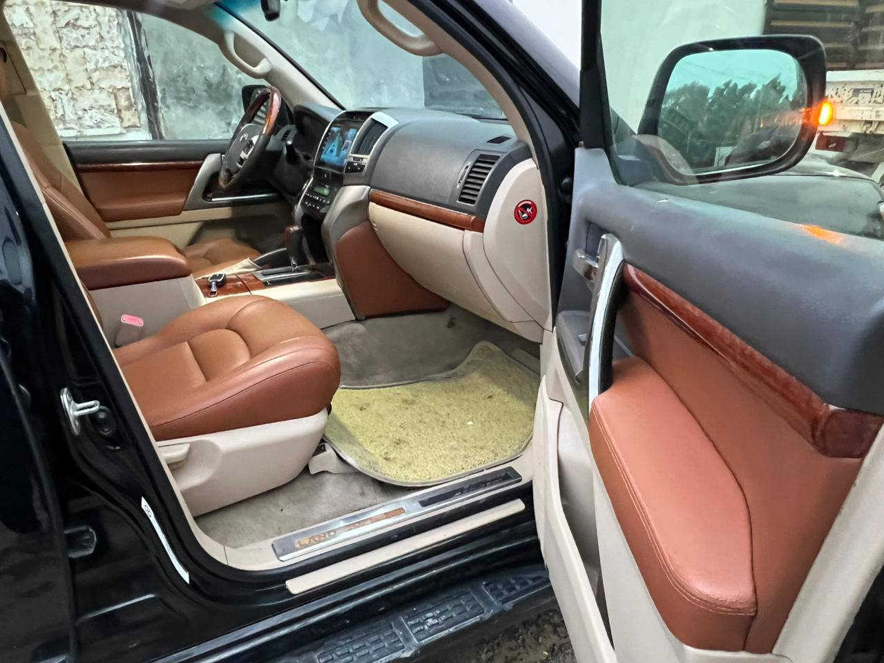 السلام عليكم لاندكروزر للبيع موديل 2013 GXR كفاله من الصبغ والتبديل بيه بارد قليل السعر 360$ العنوان بغداد رقم الهاتف ***********
