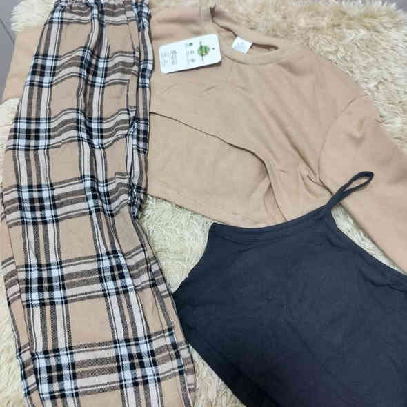 سلام عليكم ملابس شي ان أطفال ولادي وبناتي عمر أشهر ال ١٢ سنه يوجد توصيل داخل هيت حجز واتساب ***********
