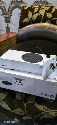 اكس بوكس سيريس اس للبيع الجهاز مثل ما موضح بالصوره نضيف و استخدام قليل...