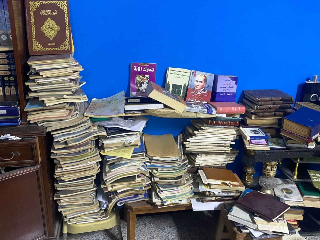 يوجد كتب اكثر من 5000 كتاب ال ‏اللغة  العربية او علوم قران. وا تاريخ و سياسه و فلسفه اداب و مذكرات شخصيه و قوامسي عربي نكليزي و عربي فارسي و وسير اهل البيت و وعلوم اخره 
يوجد توصيل ال جميع محافظات العراق 
التواصل وتساب ***********
