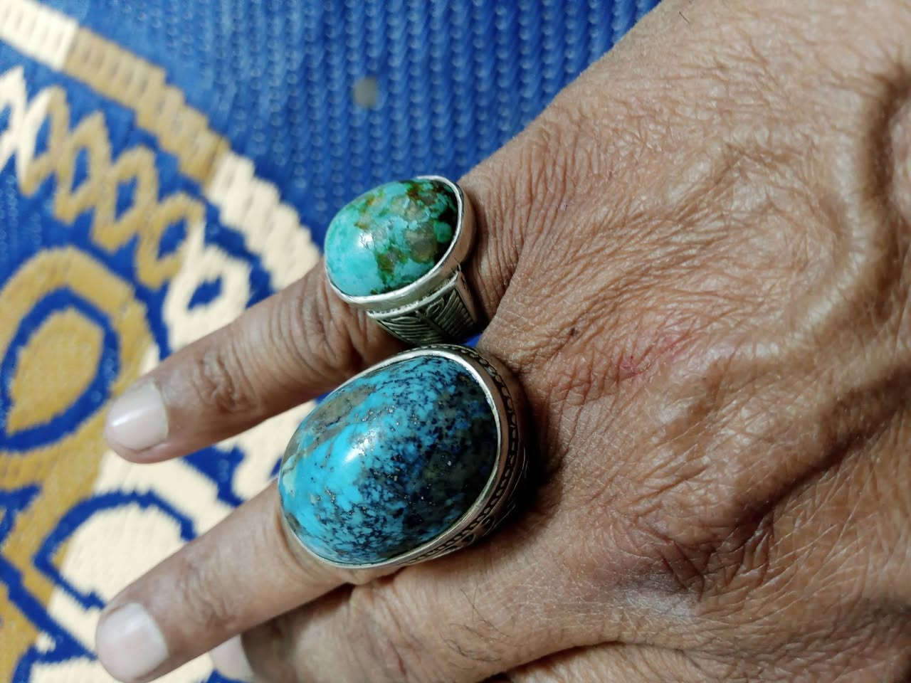 السلام عليكم محبس فيروزج تم نيشابور اصلي بس الفضه عيار 800 ايراانيه حجم الحجر 4سنتم حجر خشن للبيع او مراوس مكاني بغداد سبع اقصور ***********
