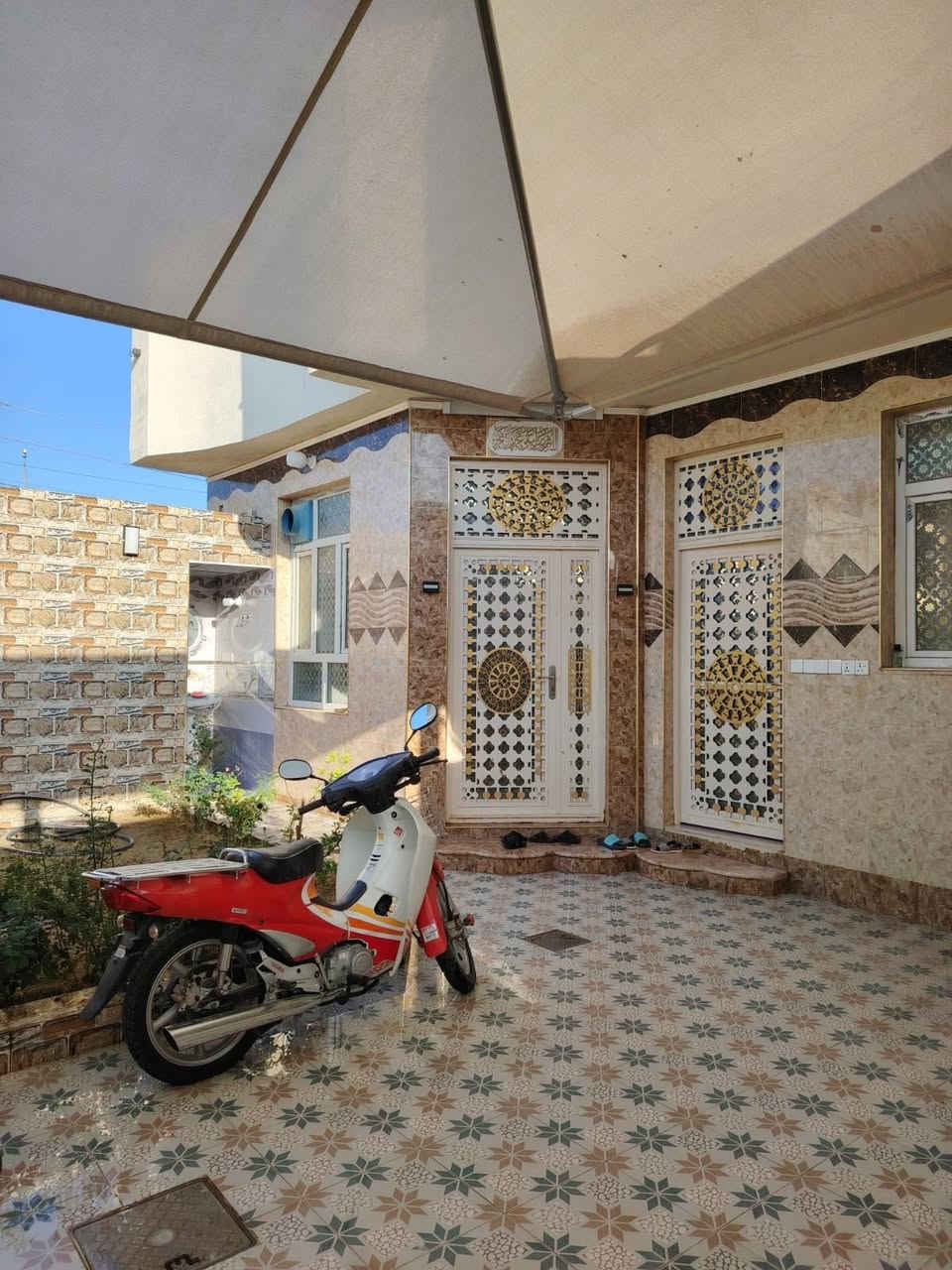 سلام عليكم
منزل للبيع  ركن مؤثث بالكامل
الموقع صلاح الدين قضاء بلد حي الصمود خلف منزل الاستاذ مفيد منعم
تفاصيل المنزل
جنس عقار رقم قطعه ومقاطعه
المساحه ٢٠٠ متر
يحتوي على
كراج
حديقه
استقبال
مطبخ حار وبارد
صاله كبيره
غرفتين منام
صحيات داخليه وخارجيه
خدمات كهرباء ماء اساله تبليط مجاري رصيف 
للاستفسار الاتصال على الأرقام التاليه 
*********** 
*********** 
او مراجعة مكتب التمار للعقار الواقع شارع المحطه محلات الحاج عدنان
