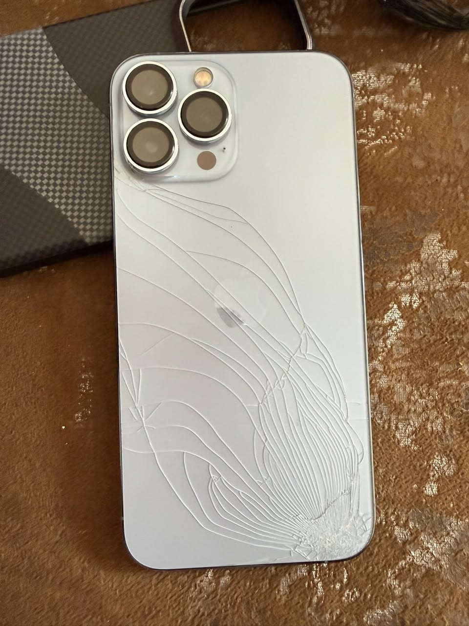 السلام عليكم
iphone 13 pro Max
بطاريه ٨٤
الجهاز مبدل بي شاشه فقط
وبي كسر بل ظهر 
كله شغال وامانت الله الشاشه شديتهة قبل ٥اشهر اصليه وكاله 
فيس ايدي بصمه وجه كله شغال وجهاز صار عندي ٢سنه 
للبيع العنوان بغداد المعامل الباويه 
رقم الهاتف ***********
السعر ٤٥٠ وبي مجال
