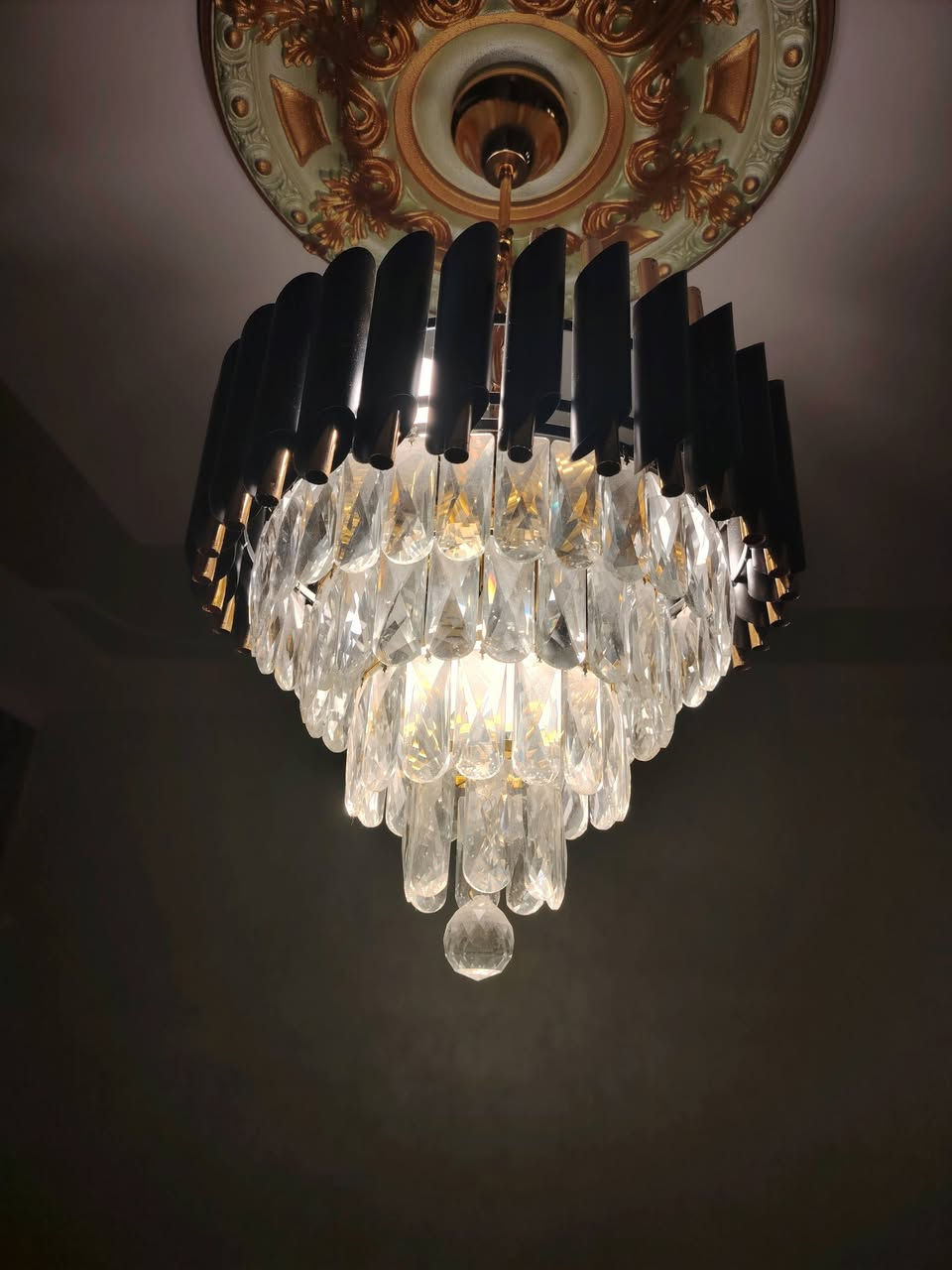 سلام عليكم ورحمة الله وبركاته 
عندي ثريات سقفية جدارية سيت كامل موديل حديث 
النظافة 100٪ نوع ممتاز . 
السعر : 350 الف .
العنوان : حي أور / سبع قصور /شارع أبو أحمد /قرب اسواق نصير .
للأتصال على الرقم : *********** أو أتصال واتساب.
