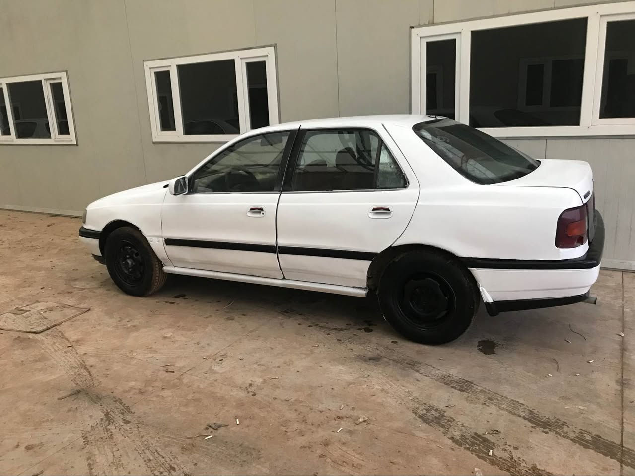 سەرەتا بەناوی خوا
***********
هۆندا مۆدێل ١٩٩٢ تۆماتیک مەکینە گڵانت مەرغووب
سەیارەکە تازە بۆیاخ کراوە لەسەر ساخی بۆ جوانی پێش و دوای هیچی پێوە نیە
گێر و مەکینەی هەر دووکی حەفتەیەک ئەبێ گۆریمە ئۆرووپی بە شەرتی ١٠٠ فیتەر هەڵمی دەمیشی بوو نەتەوێ
چوار تایە ی لۆک لۆکی بۆ بەستراوە لە سەتا سەت تایەکانی تازەن 
لایت و بگ لایت ئیشارەت و هۆرن و گرمی و فڵچەی تەنانەت گڵۆپی سەقفیشی ئیش ئەکا 
برگە کۆشن گاعی و تەنجیلی هەمووی حەفتەیەکە بۆی بەستراوە 
سەیارەی مەعرەز نیە و مەسرەفم تیا کردوە بۆ خۆم هاتوو چۆی رانیەو قەڵادزێ پێ ئەکەم بێ سەر ئێشەیە بەڵام پارەم پێویستە بۆیە ئەی فرۆشم
پێشی تازە داگیراوە و گرایین شەفتی هەردوو لا و بەنس و فلنجە و رەوت و بووشی نوێ بۆ بەستراوە 
وەرگەران برانەوە ئارم و غەرامەبەشەرت
لە کۆلا سەیارەکە زۆر خاوێنە ١٨ گەڵا و معاملەیەکی زۆر زۆر کەم
مشتەریت چاتم بۆ بکە بچووکیت ئەکەم
سەیارەکە لە نزیک پیرە مەگروونە السليمانية, العراق
