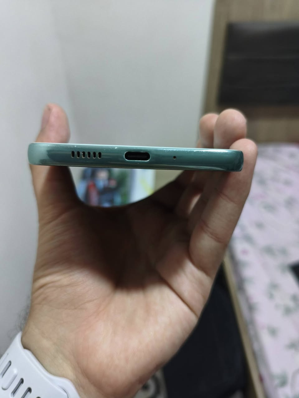 السلام عليكم
للبيع: هاتف Samsung Galaxy A73 5G

المواصفات الأساسية:

المعالج: Snapdragon 778G 5G (أداء قوي وممتاز للاستخدام الثقيل والألعاب ثابت مثل ببجي ينطي 60 فريم معالج سناب دراغون معروف بقوته وتحمله)

الشاشة: Super AMOLED Plus بحجم 6.7 بوصة، بتردد 120 فريم  (ألوان خرافية وسلاسة عالية جداً شاشات سامسونج أيضا معروفة بقوتها و دقتها والوانها الحلوة)

الذاكرة العشوائية (الرام): [ 8 جيجابايت ]

مساحة التخزين: [ 128 جيجابايت ]
الكاميرا الخلفية: رباعية، الأساسية 108 ميجابكسل مع مثبت بصري OIS (لتصوير احترافي ودقيق). أما تصويرها جيدة من ناحية فئتها السعرية يعني مو تقارنها بأجهزة الاسعارها مليون و فوك الفلاكشيب لا وانما بسعرها هذي جيدة جدا

الكاميرا الأمامية: 32 ميجابكسل.
البطارية: 5000 مللي أمبير، تدعم الشحن السريع 25 واط (بطارية ممتازة تمشيك يوم كامل براحة اذا استخدام طبيعي وسوشال ميديا).

مميزات إضافية بالجهاز:

يدعم شريحتين سيمكارت + كارت ذاكرة خارجي حتى 1 تيرابايت يعني 1024 جيجابايت

مقاوم للماء والغبار (بمعيار IP67)

سماعات بصوت ستيريو (Stereo Speakers) محيطي وعالي

بصمة سريعة مدمجة تحت الشاشة
يدعم شبكات الجيل الخامس (5G)

تفاصيل البيع:

حالة الجهاز: [ نظيف جداً ومحافظ عليه وما بي اي عيب]

الملحقات: [كاملة هي والكارتونة ووصل الشراء]

السعر: [250,000 الف فقط وبي مجال حك جيتكم مو مشكلة تاخذها من باب بيتي مرتاح وراسك بارد وتفحصه كامل]
المكان: [عنواني كركوك]
للتواصل: [رقمي الواتس *********** أو ماسنجر راسلوني براحتكم]
