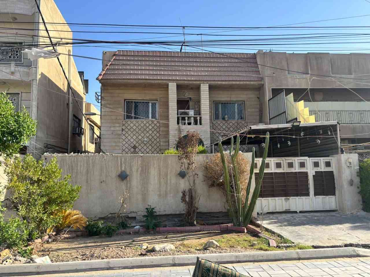بيت تجاري ركن في إسكان المنصور شارع المخازن ( شارع 23) يحتوي على 3 نوم وصاله ومطبخ وخدمات بالاضافه إلى تشجير ورصيف عريض بموقع مميز وبسعر مناسب للاتصال بنا ***********
