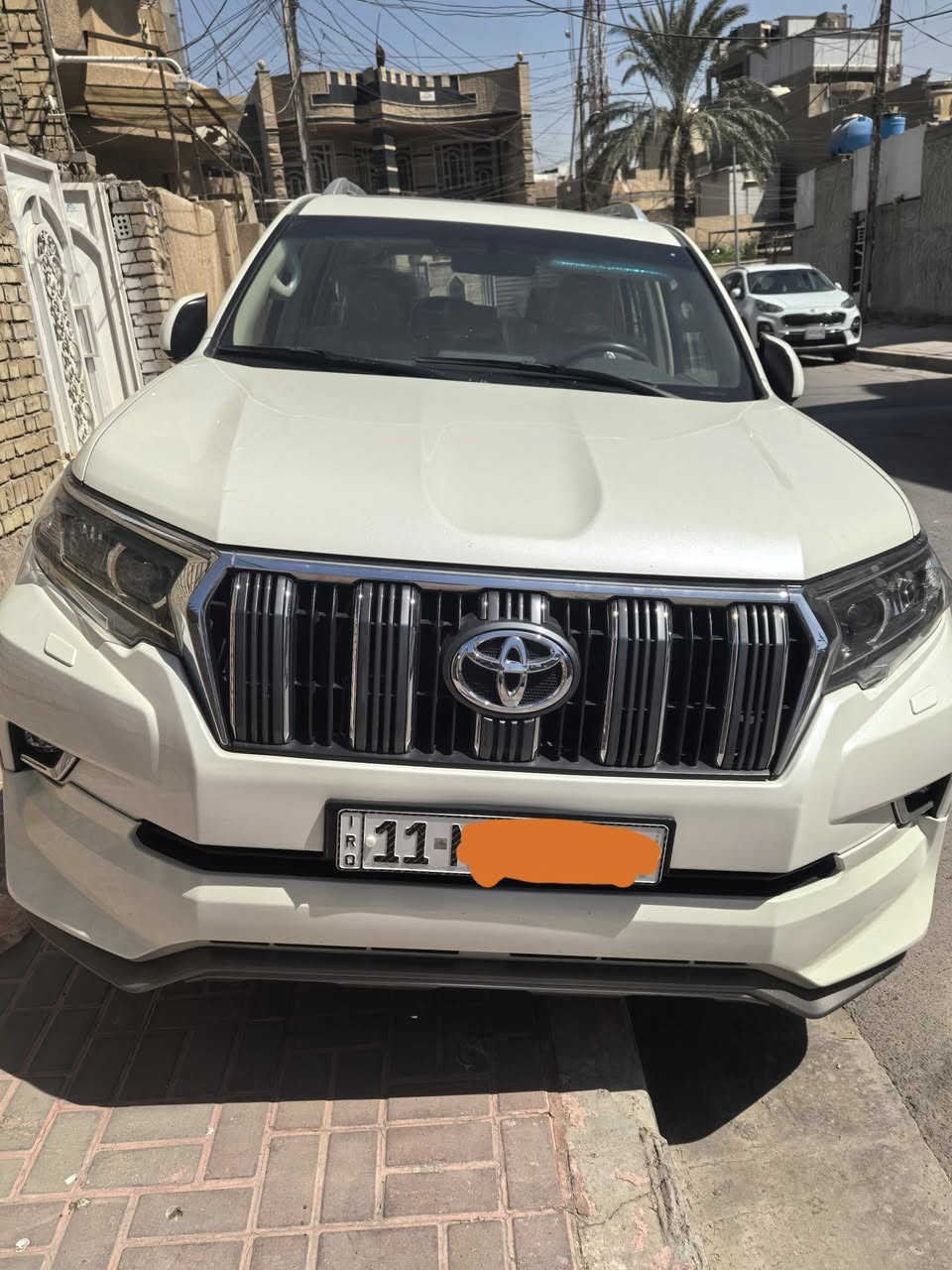 للجناي 
برادو ابيض ٢٠١٩ vx  مواصفات معروفة 
ماشية ٥٠. الف فقط مال بيت جناي 
السيارة جديدة بمعنى الكلمة خالية من التبديل والصرف والتعديل .
 عدى رصعتين حصو وتكحيل قليل فقط اني مشتريها هكذا .
مغلفة ppf  مع عازل حرارة للزجاج بكلفة ١٤٠٠$.ضمان ١٠سنوات.
اطارات وسنوية جديدة 
السعر ٤٣٠٠٠$
***********
