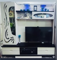 ميز تلفزيون • نضيف • مستعمل ٦ أشهر