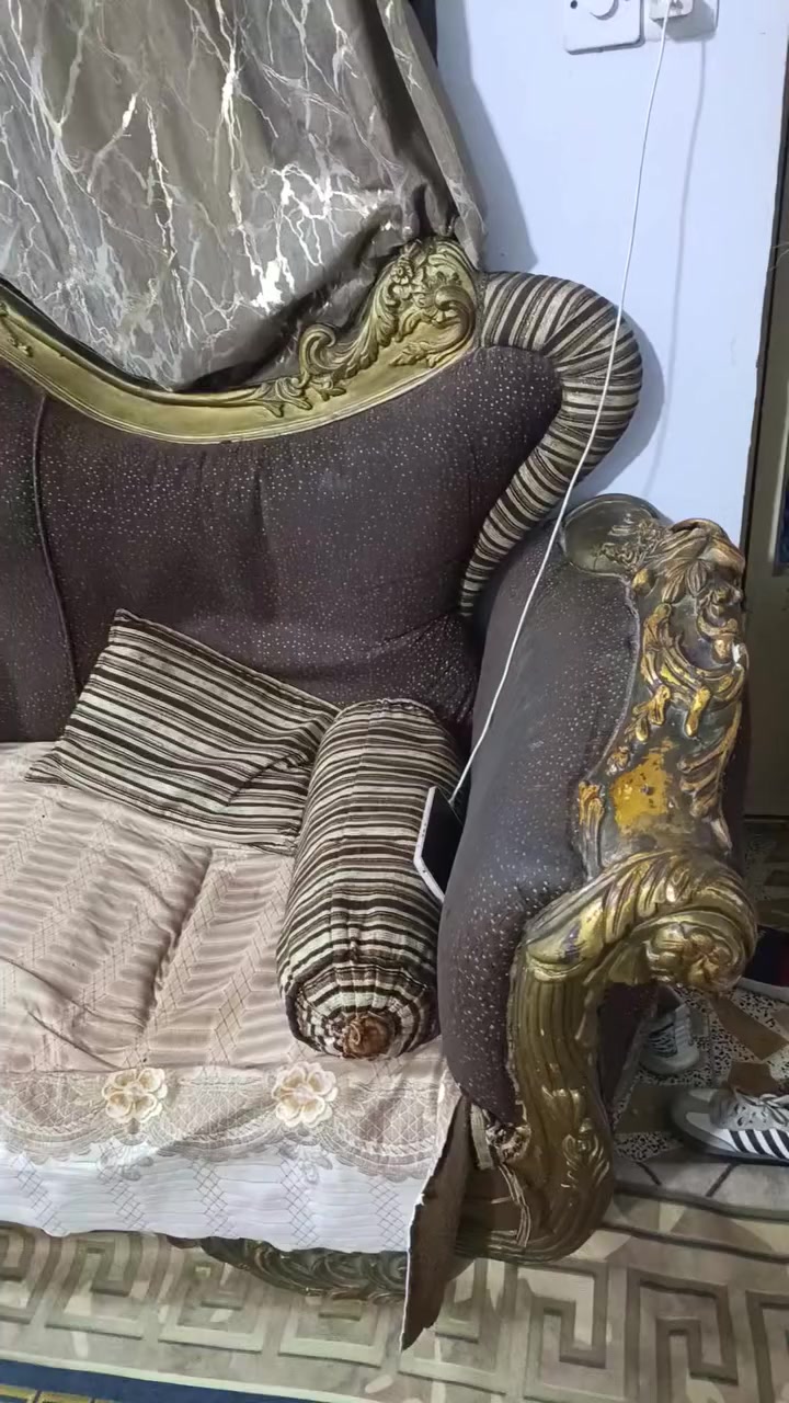 السلام عليكم تخم قنفات نوع الخشب زان الله شاهد بس يرادلة ترتيب يعني دوشمة نوعية فاخرة وثكيل السعر قيم واخذ بل يرضي الله  للتواصل *********** التخم ١٠ مقاعد
