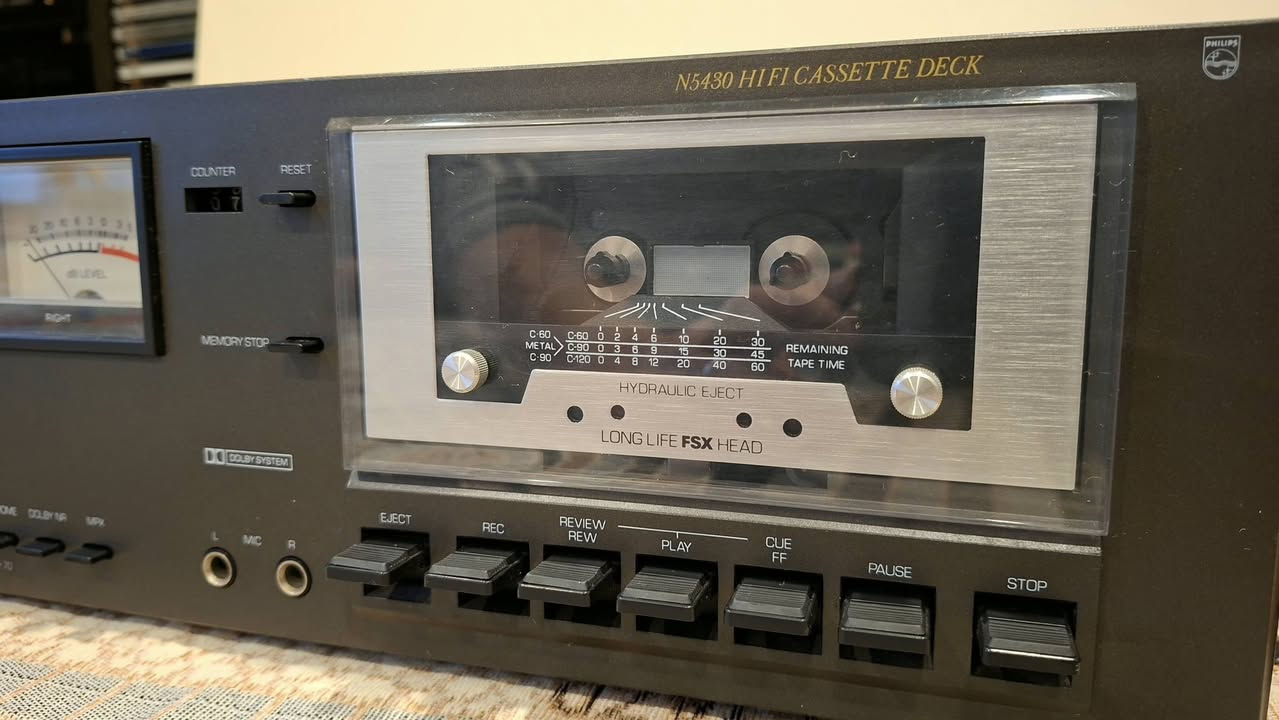 السلام عليكم 
دك كاسيت من ماركة فليبس philips N5430
جهاز نضيف جدآ شغال بدون عطل حجم لارج ٤٤.٥ سم سعر ٨٠ الف للاتصال ***********
عنوان كركوك يوجد توصيل كل محافظات العراق
