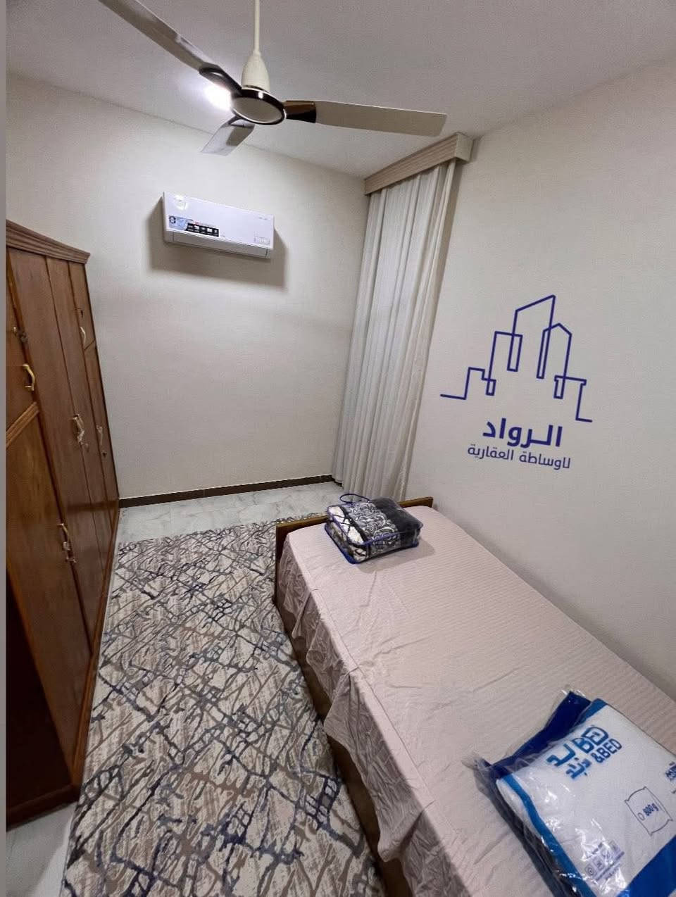 طابق ارضي مؤثث بالكامل مساحة 120 متر زيرو
يحتوي على ثلاث غرف نوم وصالة ومطبخ وخدمات 
الايجار مليون وربع 
للاستفسار 
مكتب الرواد للعقار 
***********
