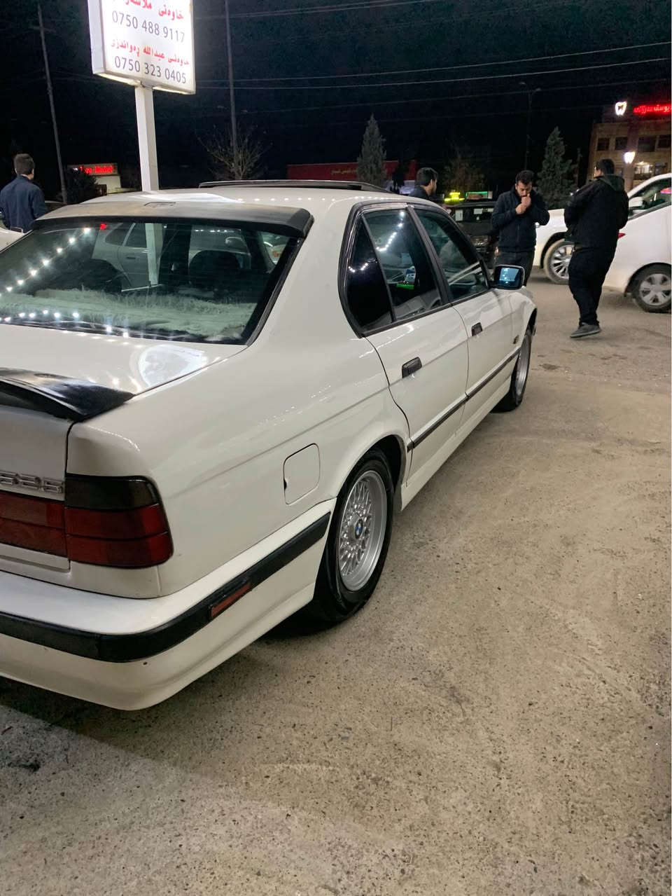 بیئیم مۆدیل ١٩٩٠مکینە ٥٢٥کەپس گیرو مکینە بەشەرت بی لیدرانە پیشو پشتی کەپسە سی پارجە سبوخە بی ناو گرتن  مواسەفات فول فولە بە گیر حادیە کارەبای وەرگەران برانەوە بەشەرتە رقم هەولیرە بس اولیات سحری ٣٣وەرەقەو مجال رقم تلەفۆن *********** أربيل, العراق
