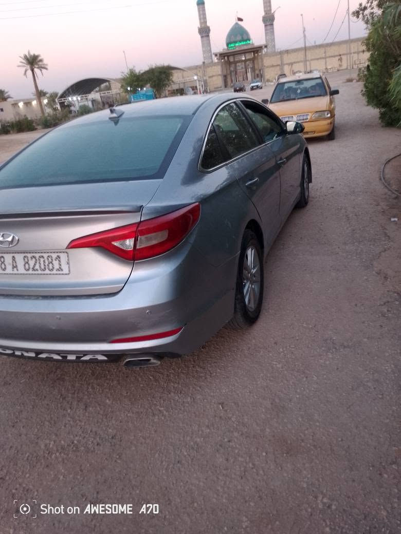 سوناته 2018 السياره جاهزه شماليه مثل ما موضح بصور. 
تريد. تحويل وكاله جاهزه ثاني يوم . 

* محرك 2.4 لتر GDI بقوة 185 حصان.
* قير أوتوماتيك 6 سرعات.
* جنوط ألمنيوم 16 إنش.
* شاشة لمس 7 إنش.
* دعم Apple CarPlay وAndroid Auto.
* كاميرا خلفية.
* بلوتوث وتحكم من المقود.
* مثبت سرعة.
* تشغيل بالمفتاح (وليس بصمة في النسخة القياسية).
* نظام مراقبة النقطة العمياء مع تنبيه حركة السيارات عند الرجوع للخلف.
* 7 وسائد هوائية ونظام الثبات الإلكتروني (ESC) وABS.  
حادث السياره جاملغ مبدل  +صبغ باب 

السياره كير مكينه حداديه تخم تايرات جدد جاهزه وخير من الله 
السعر 115 ورقه وبي مجال بسيط حك الجيه 
بيع مباشر بدون قسط 
حك الجيه فقط. 
المكان حله الكفل
اذا ماتشتري . لاتتصل وتعبنا يرحم ولديك 
*********** النجف, العراق
