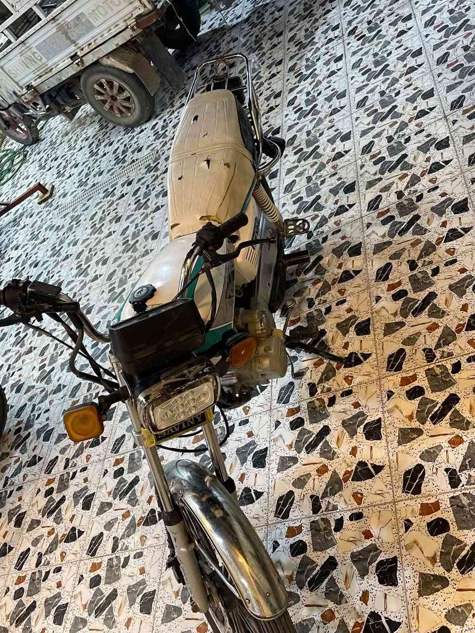 سلام عليكم دراجه سيفان للبيع كامله مكمله محرك خير من الله كهربائيات كلها شغاله اوراق كامله مابيها اي نقص موديل ٢٠ سعر ٣٧٥ بيها مجال مكان بعقوبة بهرز ***********
