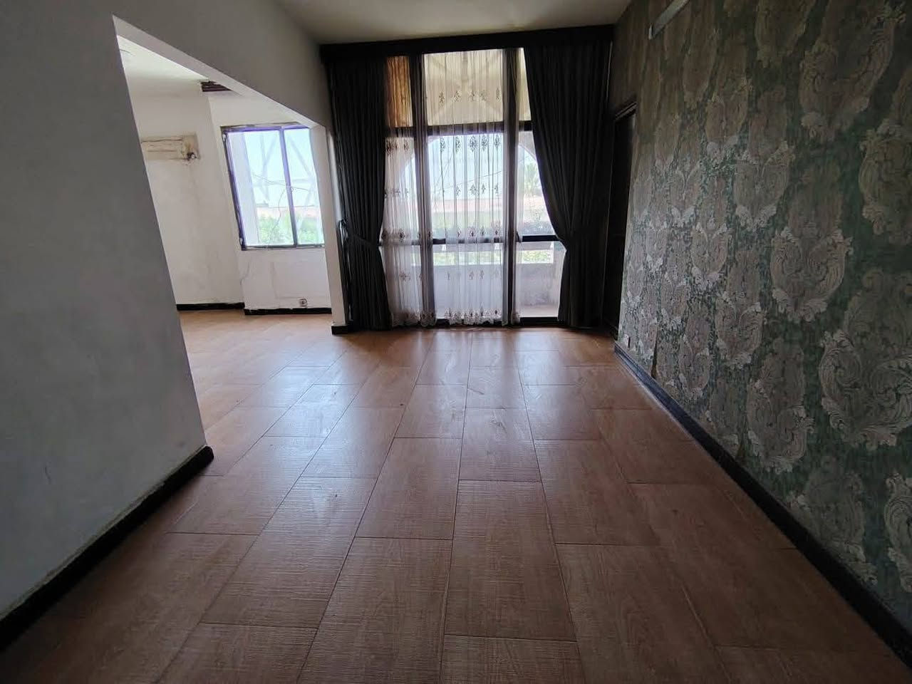 السلام عليكم
شقة للبيع طابق ثالث متكونة من ثلاث غرف نوم محدثة موقع مميز قرب ثانوية المنهل 
للاستفسار ***********
