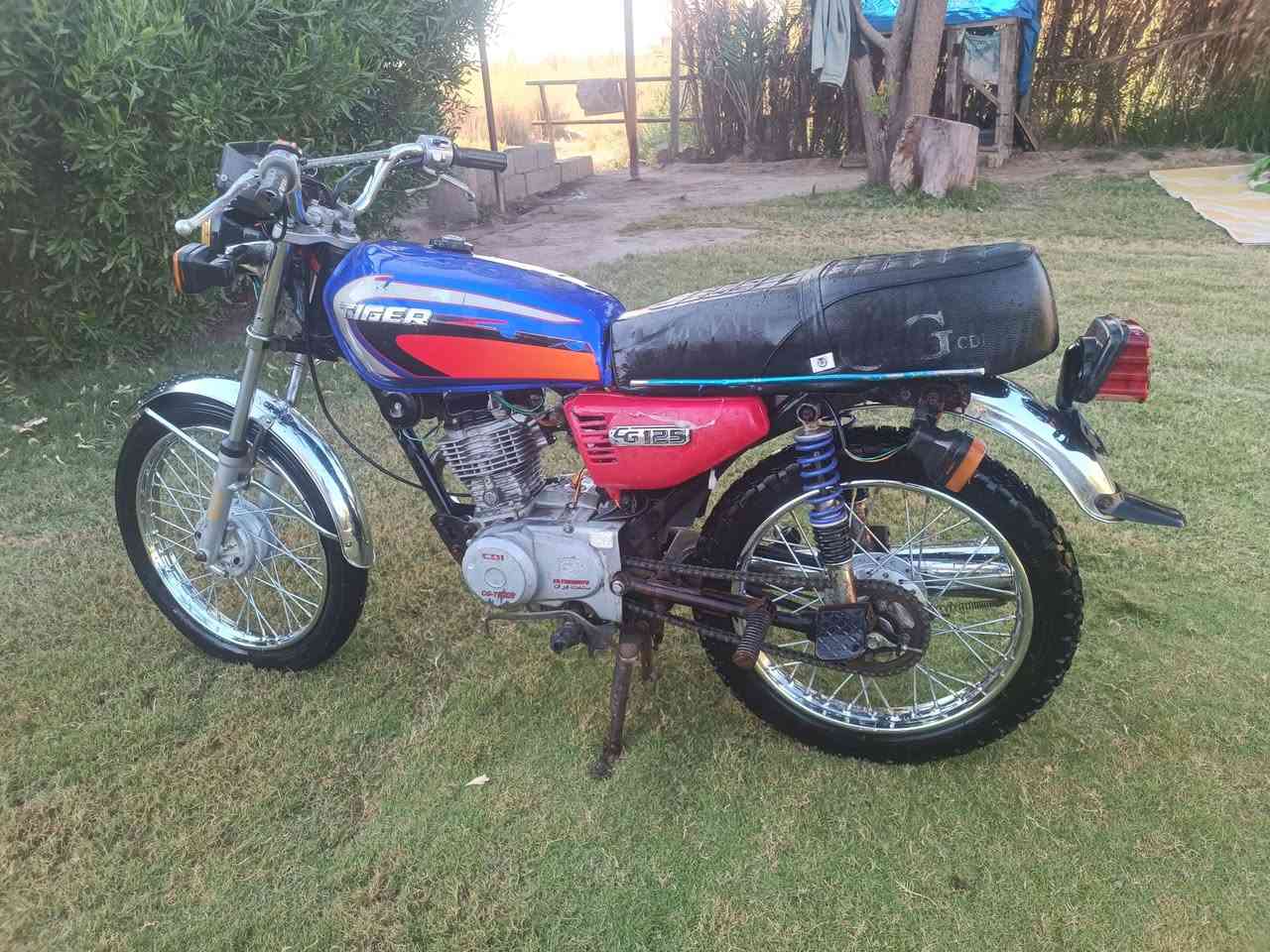 #متاح 4 كير. اوراق موديل 2021. محرك يخبل.  دبلات شغاله.  كهربائيات شغاله. اشاير ال 4 لايت بك لايت دشبول كله شغال نشره جوه التانكي  ووياله وتايرات جدد. الدراجه جاهزه نص هندر واطلع. السعر 400 وبيها مجال للشراي ***********
***********
