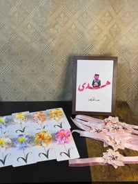 حنة خريجة • لوحة مطرزة • توزيعات ورد