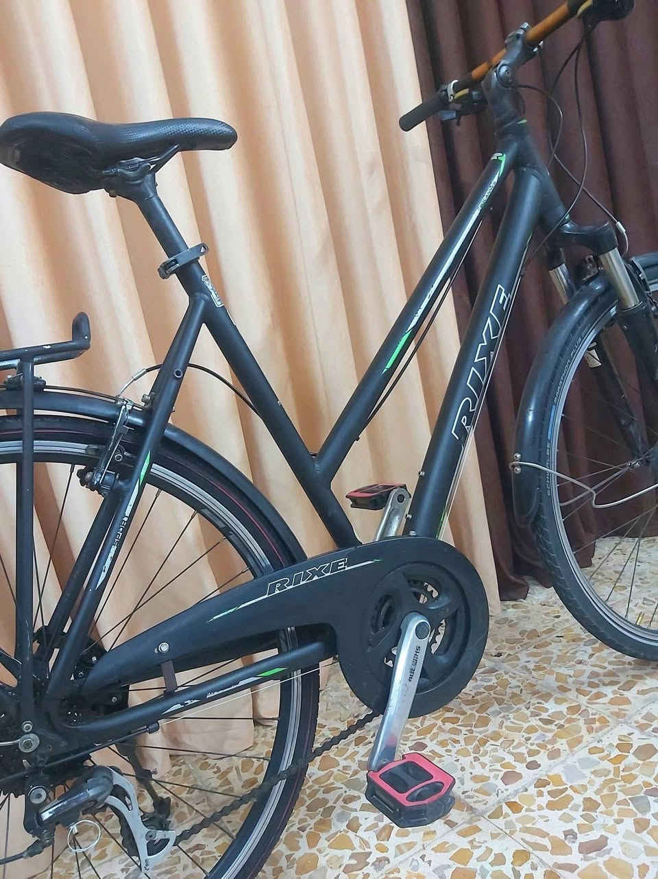 دراجة نوع 700c ترحال ماركة RIXE ألماني نظافة 95/% 

معدن فول المنيوم 
                        سستم شيمانو كامل 
                                                   كيورة سحب دفع شاشة

دشالي 3امامي 8خلفي 

                  دبل امامي سلس بالسياقة 

                                              قياس الفريم L

                                                             + ركبة متحركة 

السعر 150الف وبي مجال 

((العنوان/بغداد/البلديات)) رقم الهاتف ***********
