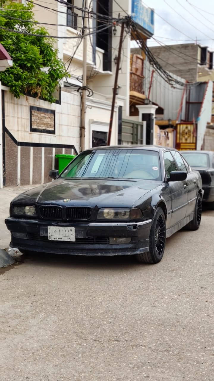 السلام عليكم كاسحه 740 
موديل 1997 
كير تمساح 
رقم بغداد سنويه 2028 
كشنات vip كهرباء 18 حركه 
سماعات 8 
شاشه أندرويد 
نقصها بولبرن جهه السايق 
وترتيب الداخل 
مكان بغداد 
***********
