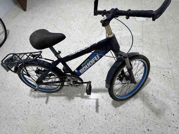 سلام عليكم 
بايسكلات اثنين واحد رياضي 
واحد مال اطفال نظيفات متروكه 
قيم بالي يرضي الله واخذ مكاني بغداد 
***********
