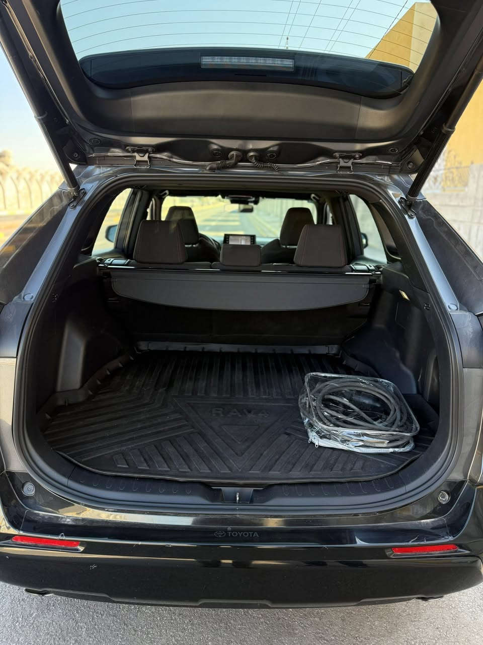 سلام عليكم تيوتا راف فور SE PRIME - PLUG - IN - HYBRID
رقم كربلاء الدولي تحويل مباشر 
الموديل : 2022 
عداد المسافه : 46 الف mill
حجم المحرك : 2500 هايبرد +كهرباء
 الضرر : باب خلفي يمين تبديل نفس اللون بدون دواخل ايرباك برده طاك ومصلح سستم 

المواصفات SE PRIME .. ✔️
فتحة سقف - بصمة تشغيل وابواب 
تشغيل عن بعد - تبريد قطعتين - فور ويل
صندوق كهرباء - كرسي سائق كهرباء 
مقاعد تدفئه اماميه + خلفيه + تدفئه ستيرن
لايت زينون عدسة تحكم كهرباء 
لد نهاري ليلي - هاند بريك كهرباء 
السياره جدا نضيفه سبير مانازل وأرضيات الشركة ربل كامله مع كتلوكات الشركة ✅
((السعر 280 ورقه ))
للاستفسار ***********
