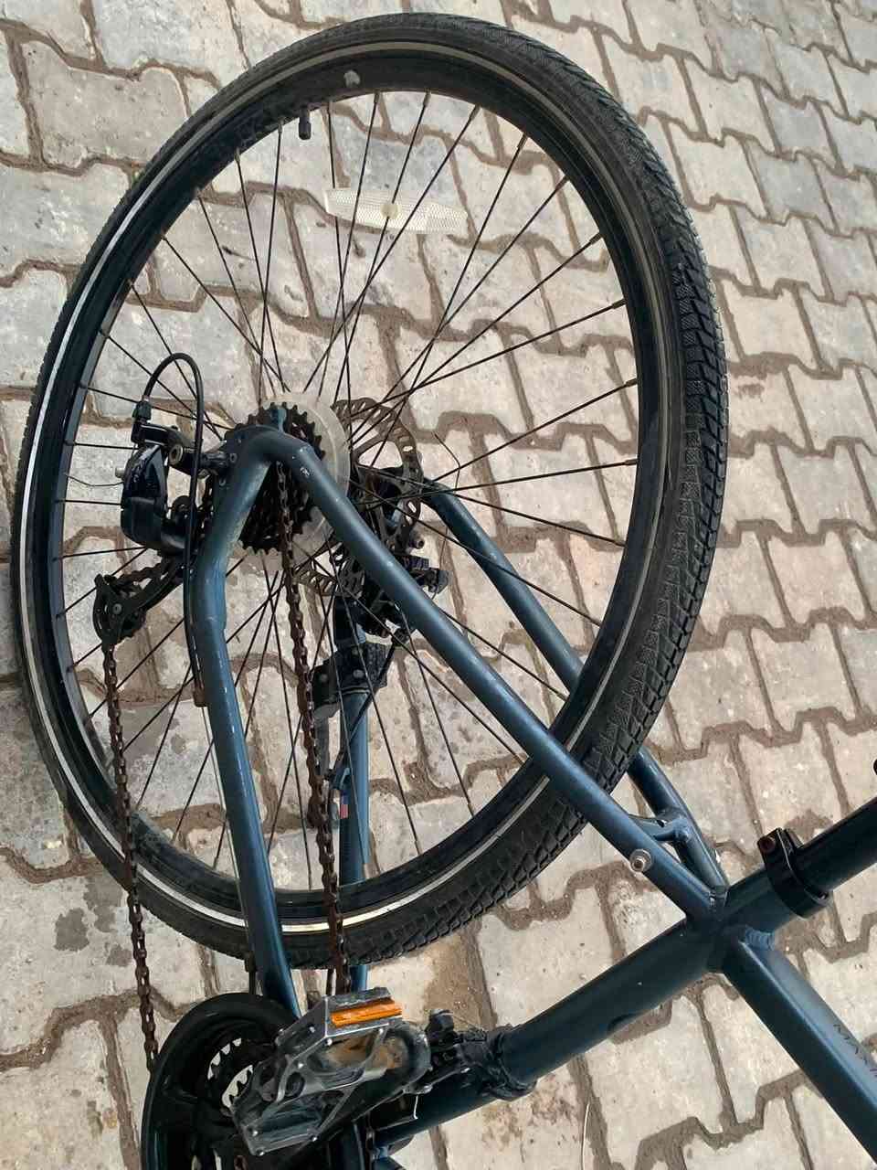 🚴‍♂️ بايسكل هجين أمريكي Univega - MAXIMA SPORT C700 للبيع 🇺🇸 🚴‍♂️
بايسكل هجين (Hybrid) أصلي بمواصفات بلادية عالية النظافة والمتانة، جاهز للاستخدام

🛠️ المواصفات الفنية بالتفصيل:

 الماركة والموديل: UNIVEGA - MAXIMA SPORT C700 (تصميم أمريكي مميز).

حجم 28

 معدن الهيكل (الفريم): ألمنيوم خفيف الوزن ومقاوم للظروف الجوية، حجم الفريم  S (ما واجهت مشكلة بحجم الفريم مع انو انا طويل)

 المنظومة الحركية (السرعات): سستم مغير السرعات من شركة Microshift الاعتمادية، بعدد سرعات 3X7 (21 سرعة) يعطيك سلاسة فائقة بالصعدات والطرق السريعة.

 الدبل الأمامي (المساعدات): من شركة SR SUNTOUR العريقة، "سلسة" يحتوي على نظام تحكم كامل (قفل، فتح، وتخفيف) لتعديل السحب حسب طبيعة الطريق.

 نظام الكبح (البريكات): دسك ميكانيكي أمامي وخلفي لاستجابة سريعة وأمان تام.

 الإطارات (التواير): حجم C700 x40 من الماركة العالمية KENDA، مجهزة بخط عاكس للضوء لتوفير رؤية وأمان عالي أثناء القيادة الليلية.

📌 حالة البايسكل:

البايسكل مستعمل بحالة جيدة ونظيف (مثل ما واضح بالصور)، الفريم يحوي خدوش بسيطة بالصبغ، والتواير بنقشتها الجديدة جاهزة للمشي.

💵 السعر:225 الف وبيه مجال

📍 الموقع: كربلاء

📞 للتواصل والاستفسار خاص


**إذا كنت صاحب هذا الإعلان وتريد حذفه لأي سبب، رجاءا أرسل رسالة إلى الدعم الفني**