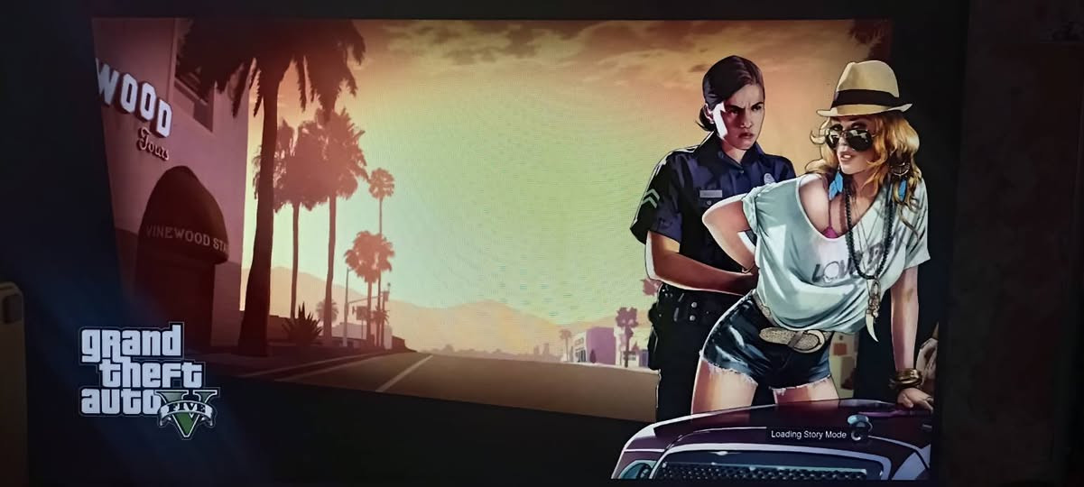 السلام عليكم بلي 3 اللبيع الجهاز كامل ملحقاته يجي وياه ثلاث يدات و هاردين 250g و 160g يجي وياه 44 لعبه قوية الجهاز اخو الجديد مهكر  غير مفتوح  السعر 100 الف اللتواصل *********** 
ماعندي توصيل
