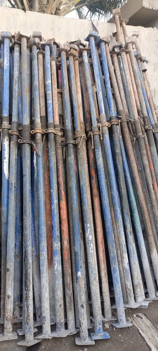 يوجد قالب خشب للبيع يدك مساحه 150 متر جكات 140 لوح في اربعه 210 لوحه زائد لوح ابو 3 العدد 175 زائد بلاويد روسي زائد طبش وبقار زائد سيور ابو 3 العدد 40 للستفسار هاتف*********** مكان بعقوبه
