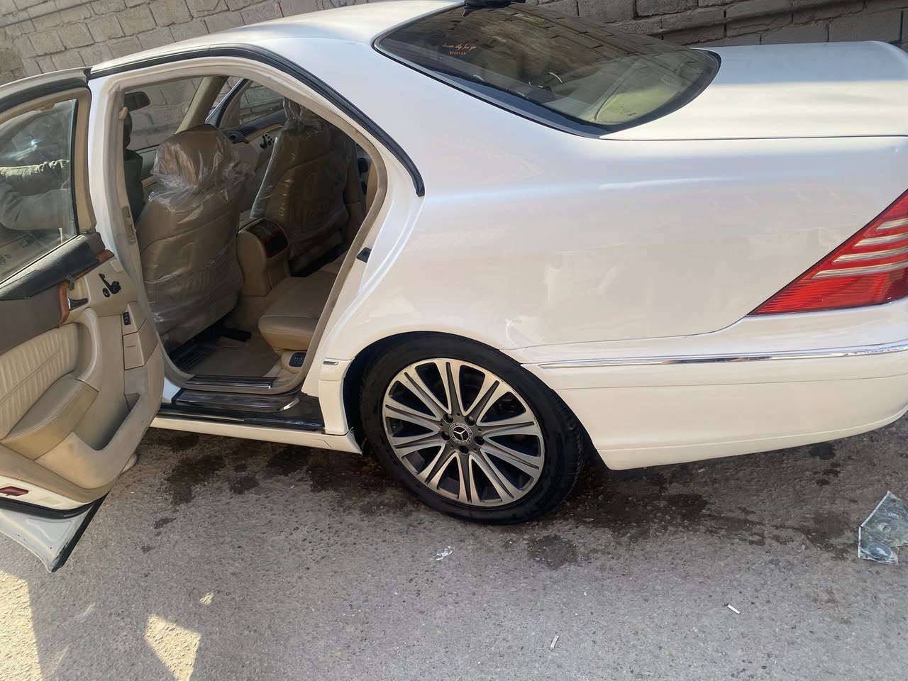 مارسيديس غواصة S350 موديل ٢٠٠٣ محرك ٣٥٠
‏V6 مكفوله من الحادث بيهه ضبع دعاميات وبيهه تكحيل 
فول مواصفات فتحة كشنات كهرباء تدفئة وتبريد بالكشن حساسات ثلاجة تبريد ٣ قطع مرايات شفط منظومة لايت زينون بردة كهرباء الداخل بيجي جديد  كير محرك كله تمام رقمها شمالي الجديد جانت جوبلس وحالياً دبل 
السياره كامله ومابيهه نقص فقط الصدر نص عمر 
مكاني بغداد شارع الاورفلي 
رقمي*********** 
السعر 137
