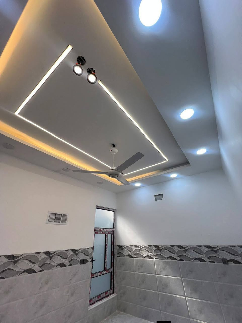 سلام عليكم مكانه موصل احد أعمالنا بديكورات جبس بورد بأسعار مناسبة شغل درجه اولى تسليم مهندس ***********
والسقوف الثانويه 📍 
2_تغليف جدران بلاستك +ورق جدران✅
3_بديل رخام ⬛ +بديل خشب ⬜
5_ديكور بلازما 🔳
6_سحبات بورك🔲
8_اصباغ (المنازل +المباني) ⚪⚫
