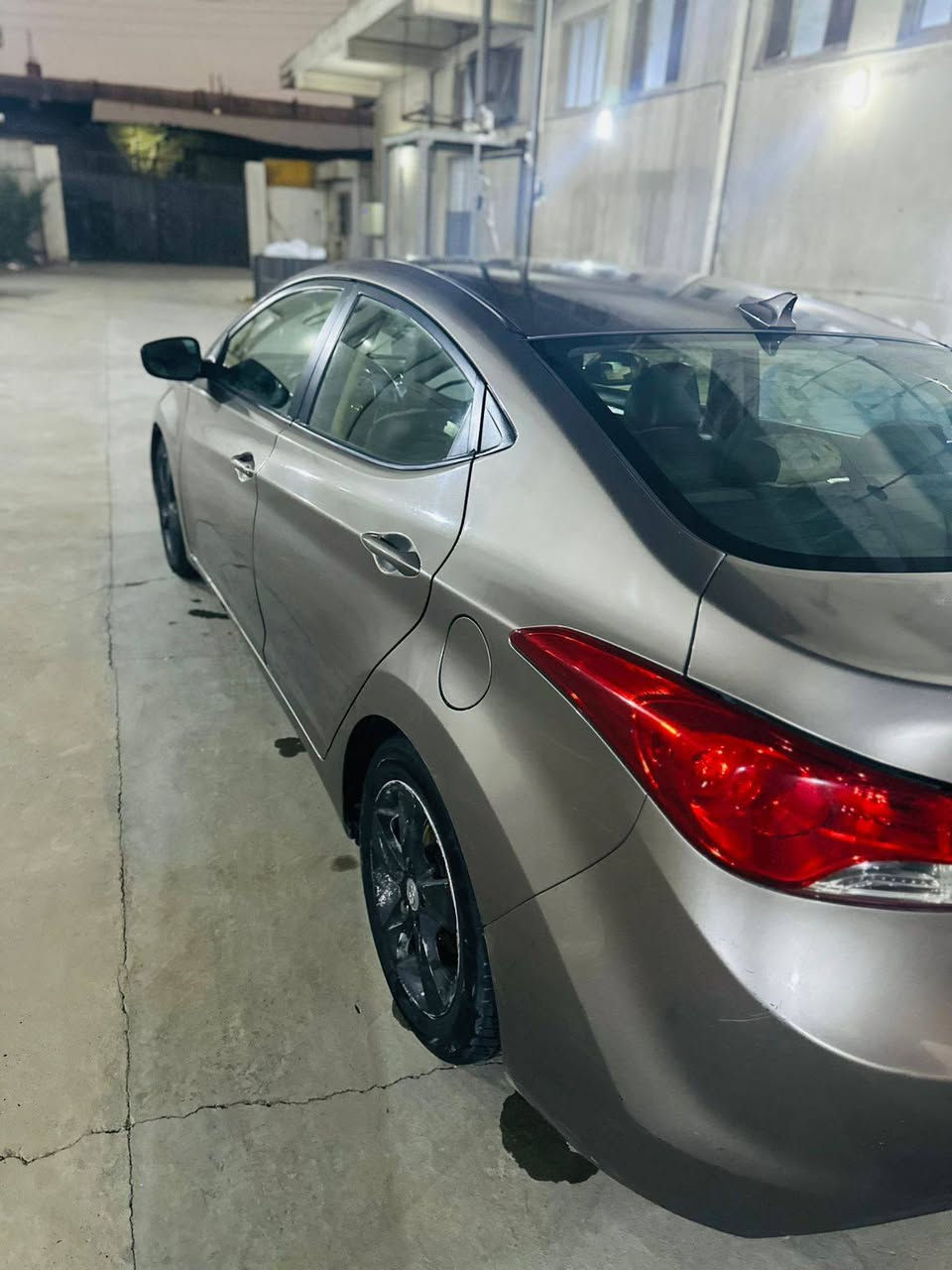 السلام وعليكم الانترا ٢٠١٢ وراد امريكي كلين بدون حادث سليمه من غرق وسرقه بيه حادث فقط بلعراق والسونار موجود تصليح بقبق الجنطه وبلباب مال صدر سياره كير مكينه مكفولات السياره ليبل واحد مكينه ١٨٠٠ دوش رقم بغداد باسمنه شرط التحويل مكان بغداد الشعب ***********
