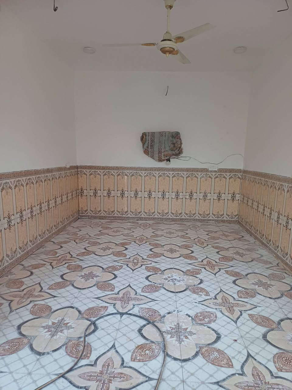 @إشارة 
سلام عليكم بيت بحي لمنتظر كامل مكمل بيت يتكون من ثلاث قرف نوم وصاله ومطبخ ودوانه بيت بناء جديد بشارع لحسينيه مال حي المنتظر ***********
