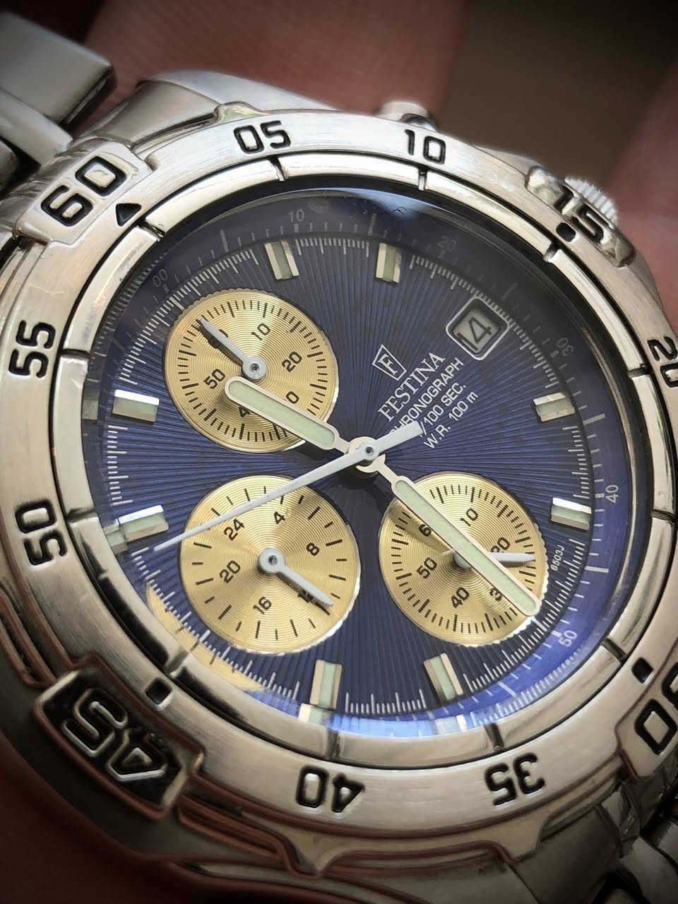 فيستينا سويسري اصلي 🇨🇭🇨🇭🇨🇭
 نظافة بنسبة 100٪؜ // كرونوغراف // مينة مميزة مطعمة بلون ذهبي //  منفذ تأريخ يومي // مقاومة للماء بعمق 100 متر // السير الاصلي والبوك الاصلي وزجاج مقاوم للخدش //  ثلاث سناتر مختلفة الوظائف // اميال وارقام لامينوس مضيئة ليلا // 
‏🇨🇭🇨🇭السعر خااص لطفااا🇨🇭🇨🇭
يتوفر توصيل لكل المحافظات


**إذا كنت صاحب هذا الإعلان وتريد حذفه لأي سبب، رجاءا أرسل رسالة إلى الدعم الفني**