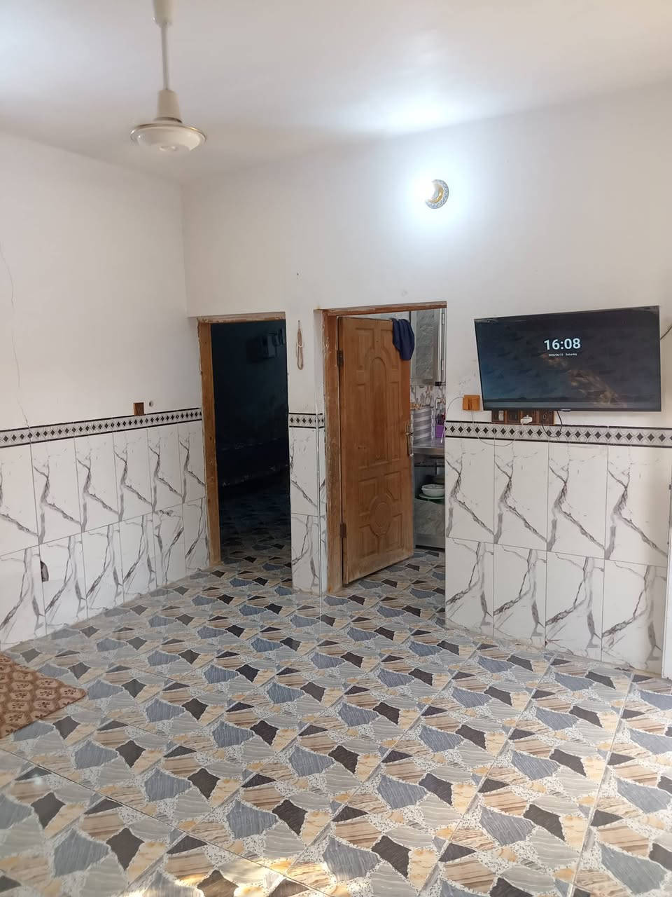 بيت تجاوز للبيع موقع البيت حي العسكري نهاي الحي قرب مولده فوزي البيت يتكون من غرف ٢ وصاله ومطبخ ومجمع صحبات خارجي ومخزن خلف المنزل مساحه ٥٠٠ سعر على الخاص او الاتصال على الرقم للاستفسار أكثر ***********
