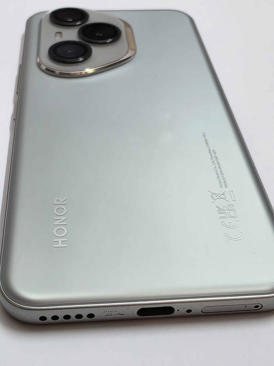للبيع: Honor 400 Pro (حالة ممتازة)
​جهاز رائد يجمع بين القوة الفائقة في التصوير والأداء.
​المعالج: الأقوى حالياً Qualcomm Snapdragon 8 Gen 3.
​الذاكرة: رام 12 جيجابايت (تصل إلى 24GB مع ميزة التربو).
​التخزين: مساحة داخلية ضخمة 512 جيجابايت.
​الشاشة: بدقة 1.5K (2800 \times 1280) مع سطوع جبار تحت الشمس.
​الكاميرات: نظام تصوير احترافي بدقة 200 ميجابكسل مدعوم بالذكاء الاصطناعي.
​البطارية: سعة 6000 مللي أمبير بتقنية السيليكون والكربون المتطورة.
​الشحن: يدعم الشحن السريع جداً بقدرة 100 واط. والشحن اللاسلكي  بقدرة 66 واط
​النظام: يعمل بأحدث نظام Android 15 مع واجهة MagicOS 9.0.
​الحماية: مقاوم للماء والغبار بمعيار IP68/IP69.
السعر ٦٥٠ الف 
العنوان بغداد المشتل او الحبيبية
للاستفسار *********** بغداد, العراق
