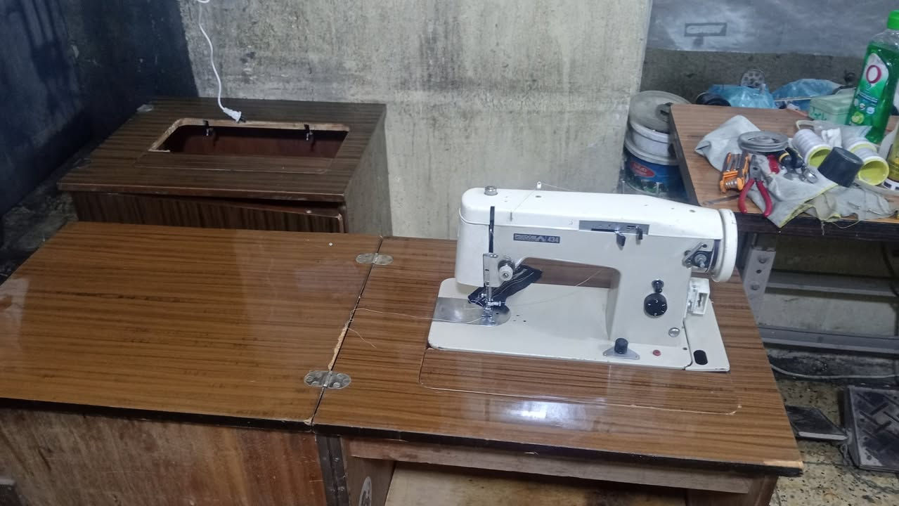 مكينة خياط وزكزاك بولوني السعر 150بغداد***********
