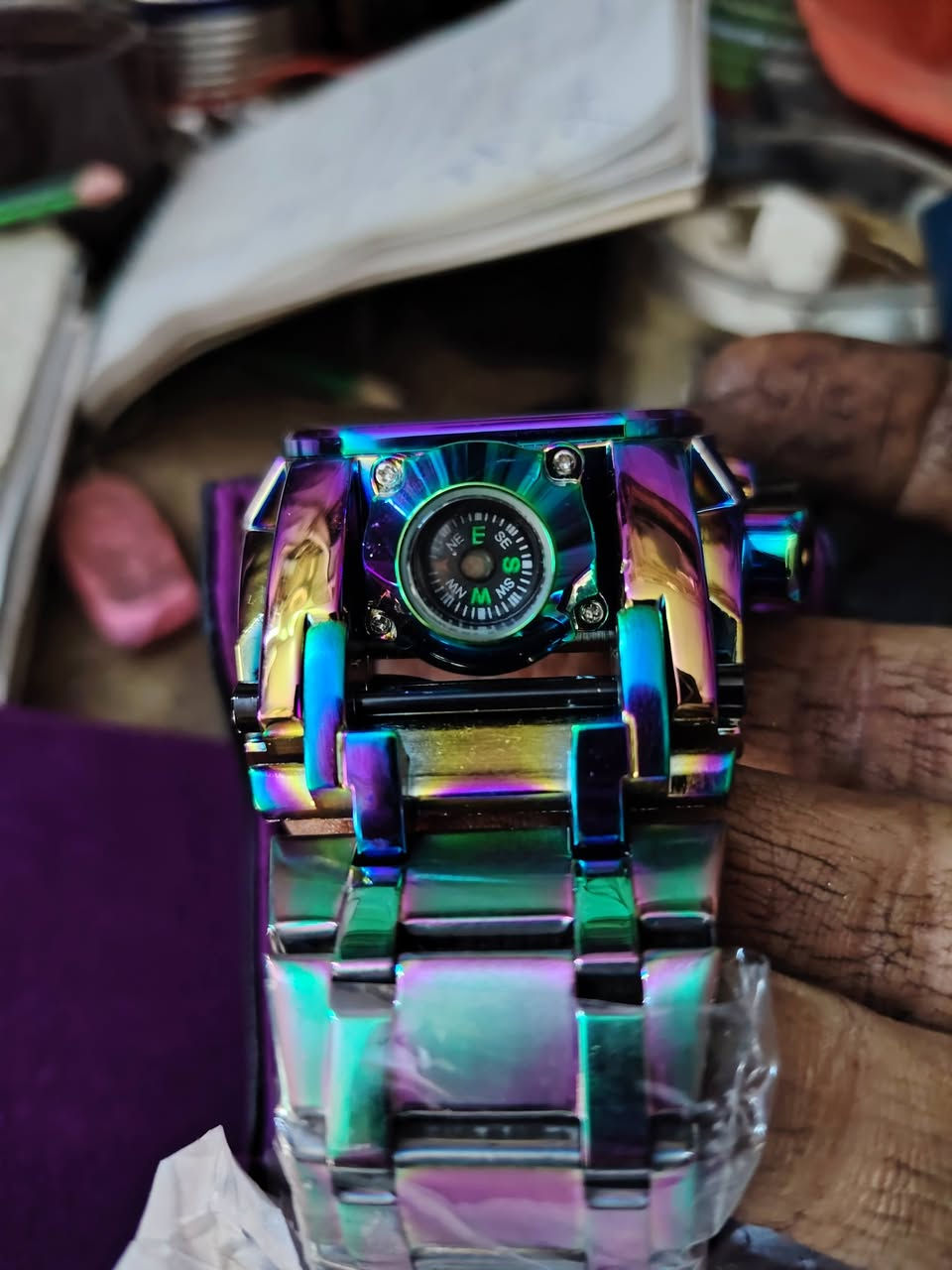 ساعه سويسري ٢٠٠ متر غطس بيه بوصله نظامين ٢٤ ساعه او ١٢ ساعه ٨٠ بيه *********** مجال سعره غاليه كلش ٢٤٥ يوره
